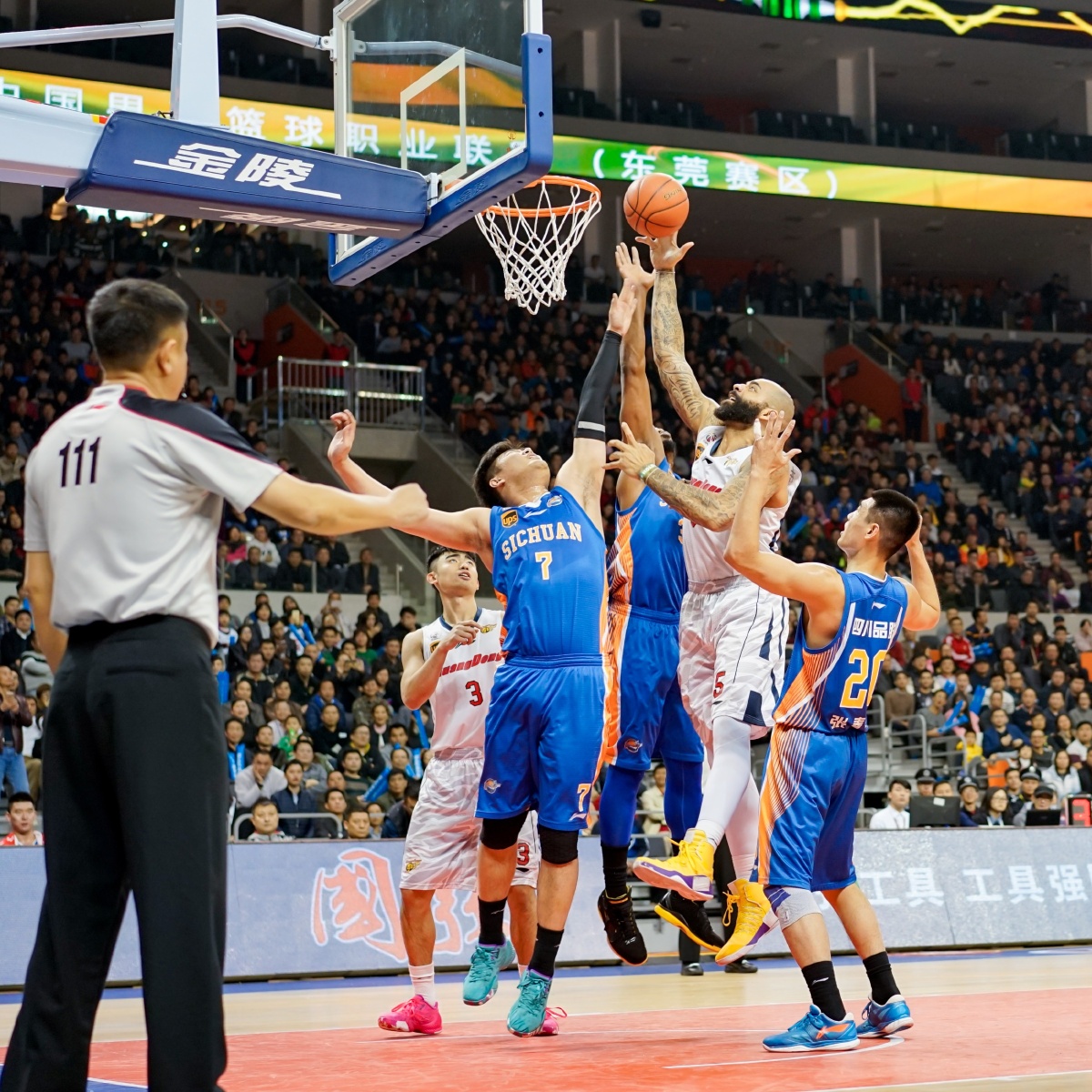 徐正源痛心中超排名，呼吁拯救中国足球尊严（徐正源为中超排名揪心，呼吁挽回中国足球尊严）