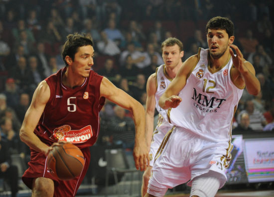 西甲榜首之争白热化（西甲榜首争夺战升级）