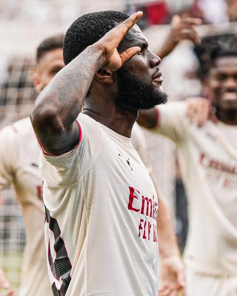 意媒：阿坎吉缺席国米训练，欧冠对阵利物浦出战成疑（据意媒报道，阿坎吉未参加国米训练，欧冠战利物浦出场成疑）