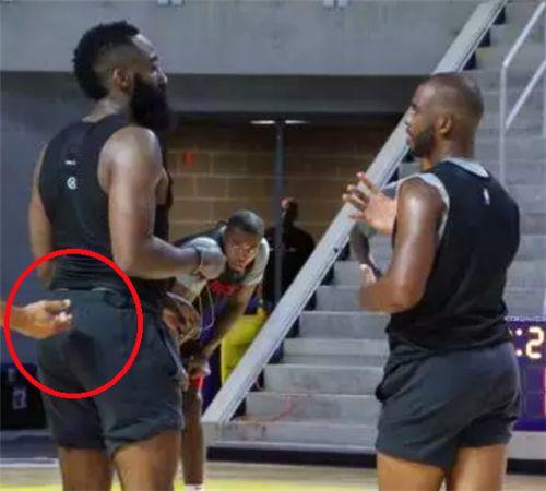 邮报：梅努希望冬窗离开曼联，有12家俱乐部对他感兴趣（邮报：梅努意欲在冬窗离开曼联，12家俱乐部对其有意）