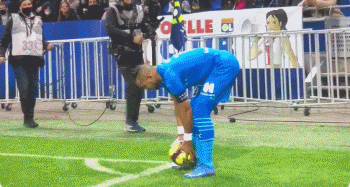 巴萨球迷再次在诺坎普比赛第10分钟集体高喊梅西的名字！