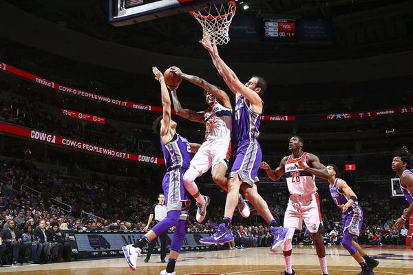 上任后首次露面，国足新帅邵佳一现场观战中国U22vs越南U22（履新后首次亮相，国足新帅邵佳一现场观战中国U22对阵越南U22）