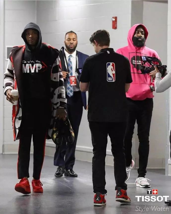 足球国足后防双塔表现稳固（国足后防双塔稳如磐石）