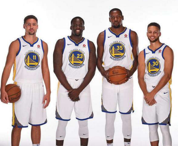 2025赛季，成都蓉城以红焰为刃、热血为甲，在三...（2025赛季，成都蓉城执赤焰为锋、披热血为甲，在三...）