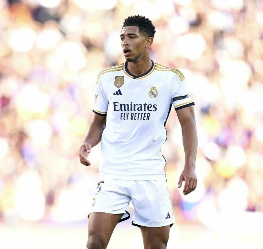 被赠送云达不莱梅印有8号的球衣，克罗斯：这是合同报价吗（获赠云达不莱梅8号战袍，克罗斯调侃：这算报价吗？）