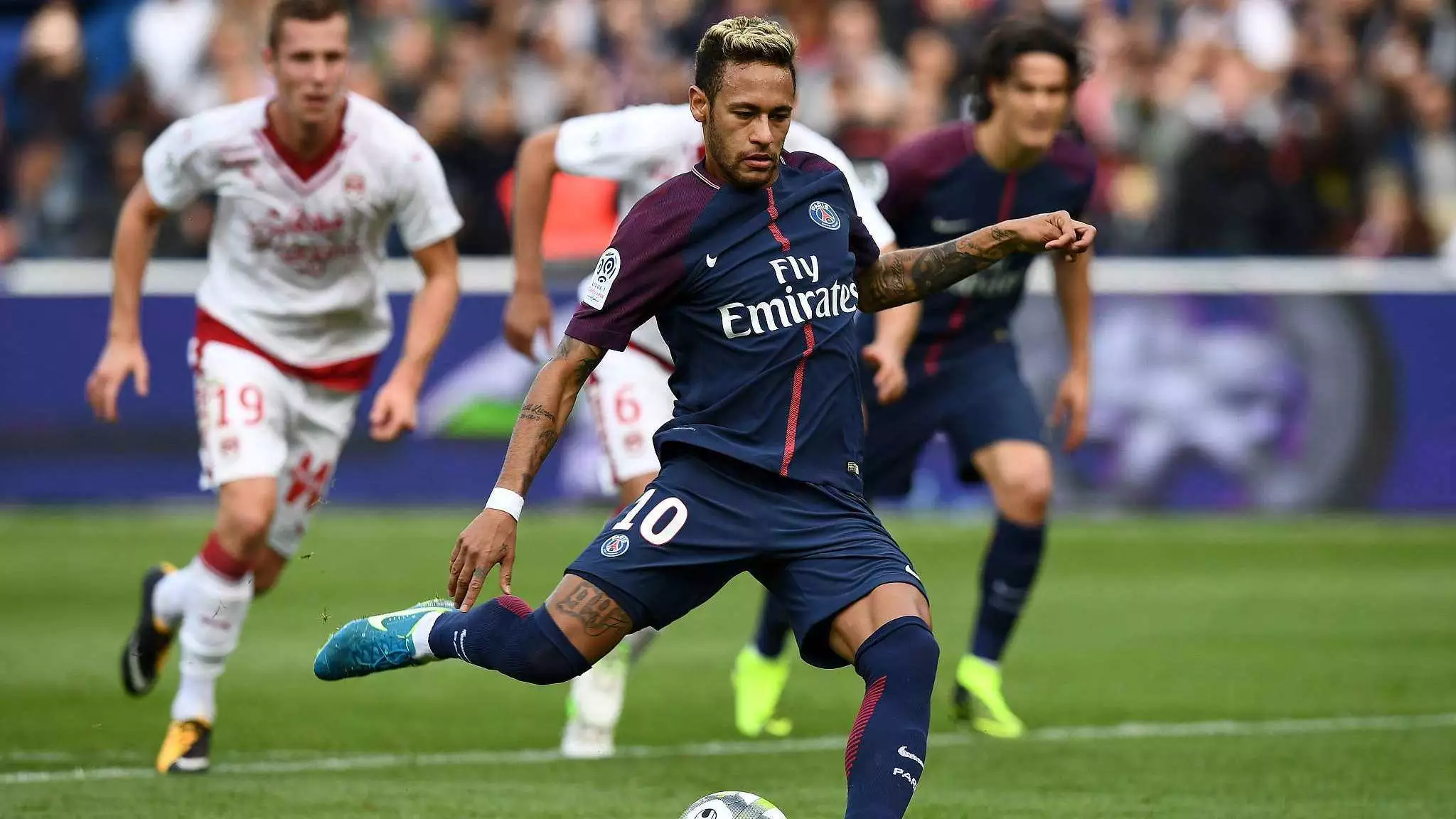 球星打入赛季第10球，状态稳步提升（球星收获赛季第10球，状态持续走高）