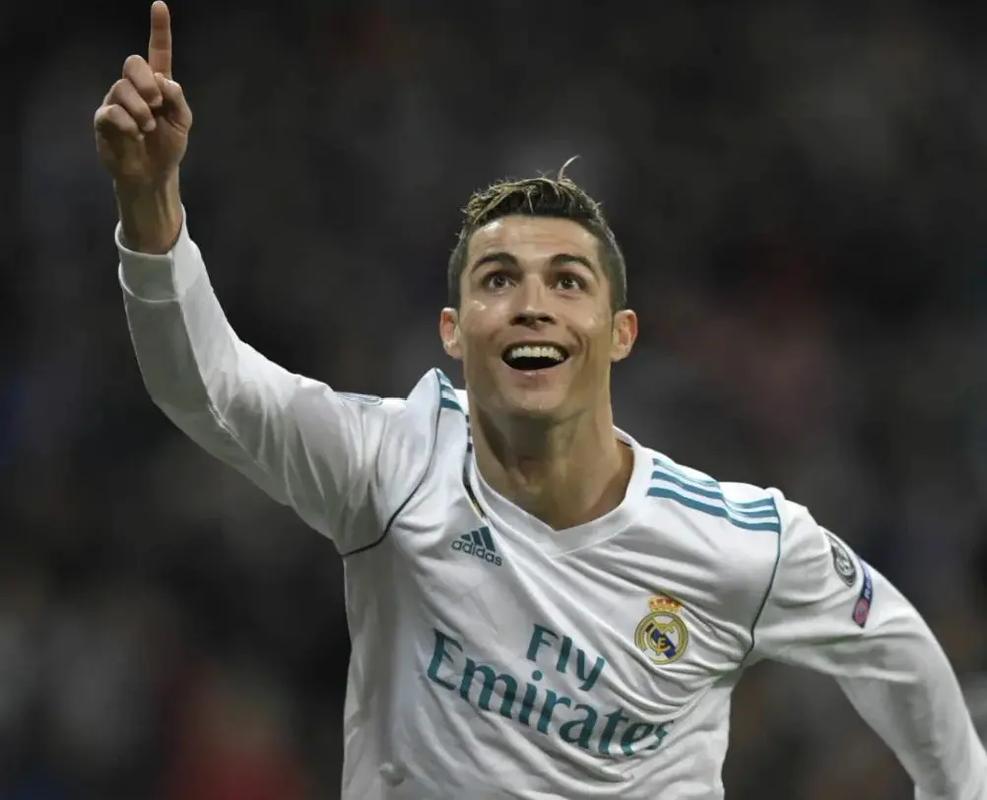 意甲媒体透露：米兰补强后防线时出现新名字：萨索洛的杰伊·伊德泽斯（意媒：米兰后防补强浮现新目标，萨索洛后卫杰伊·伊德泽斯）