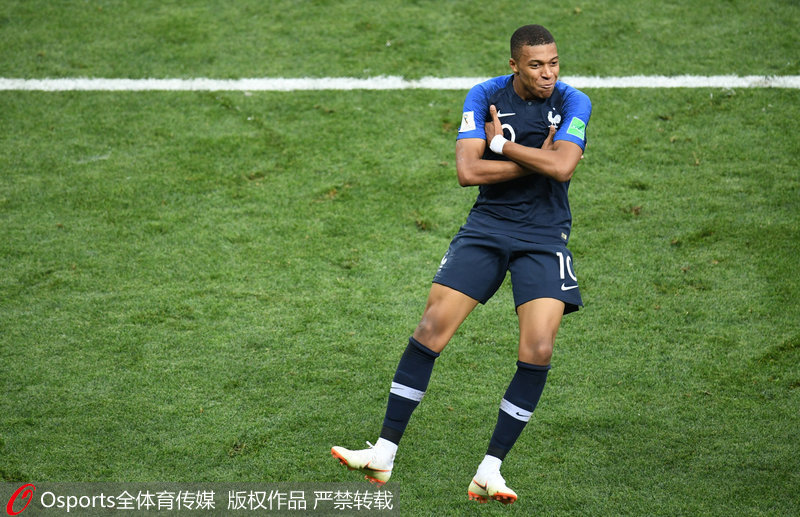 篮球湖人球迷为球队准备应援物