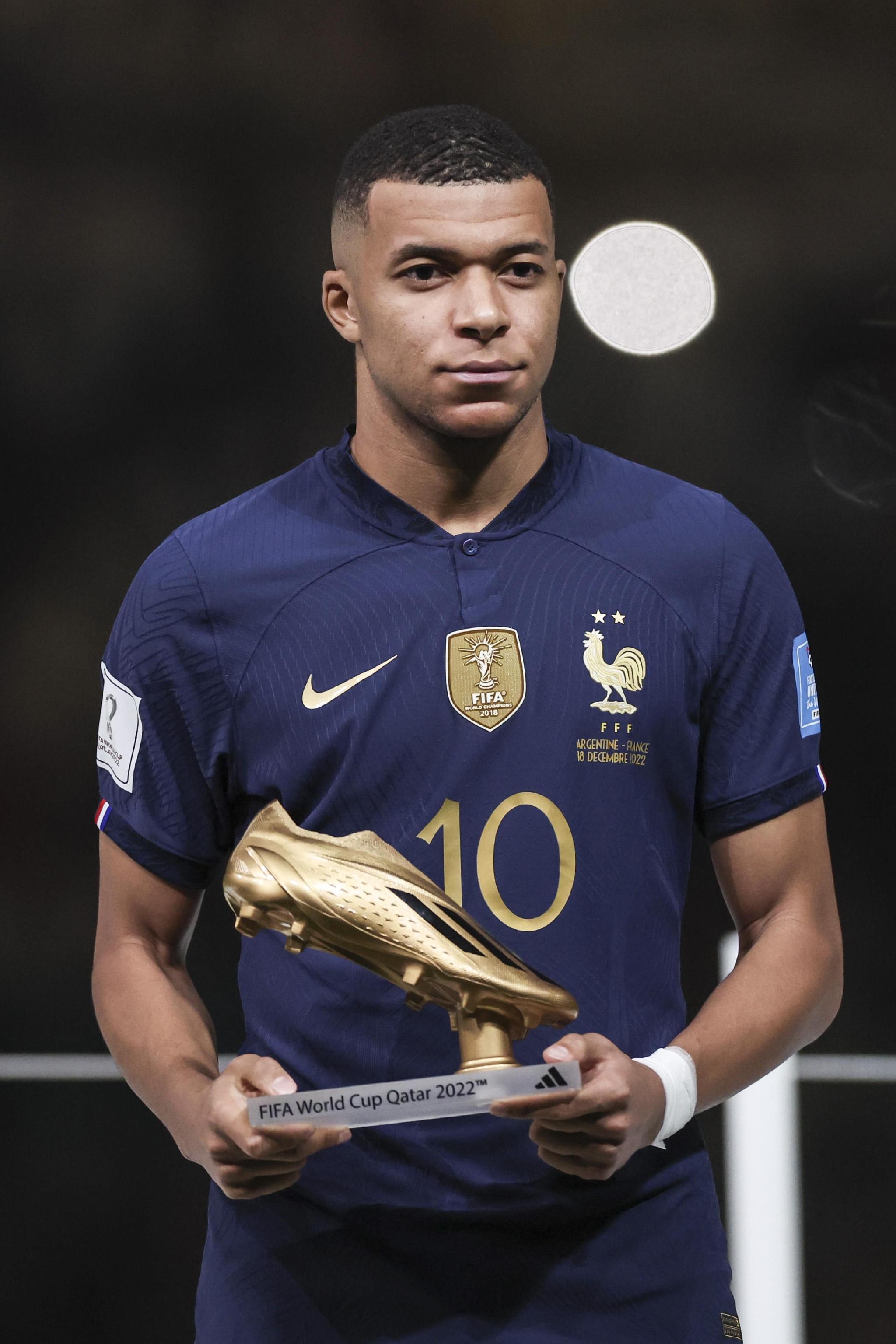 姆伯莫不想让曼联和喀麦隆起冲突，决定让二者商讨回国时间（为避免曼联与喀麦隆冲突，姆伯莫决定由双方协商回国时间）