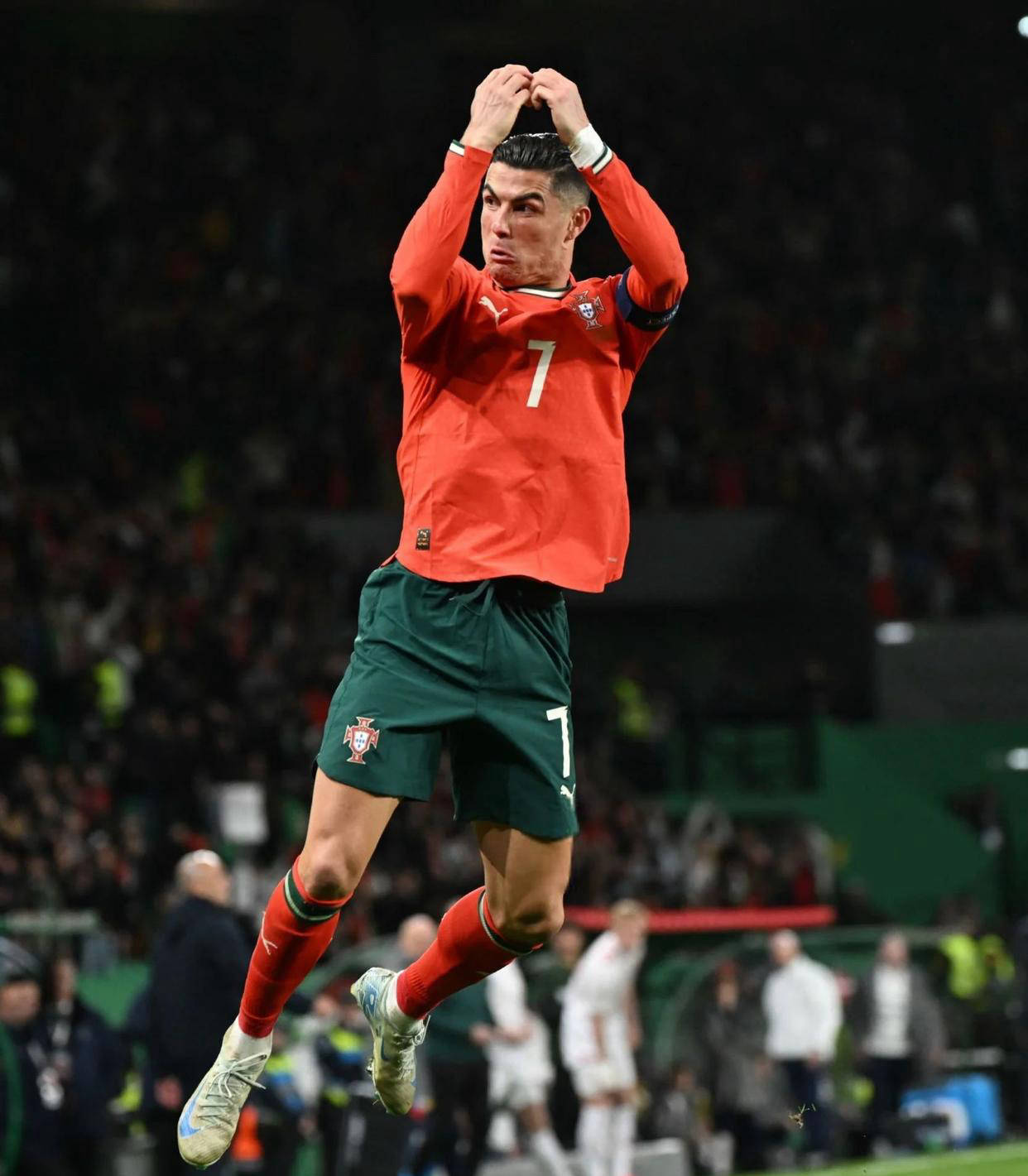 日本队2026年世界杯球衣：深蓝色底色+浅蓝色波浪状图案（日本队2026世界杯新球衣：深蓝主色，浅蓝波浪纹点缀）