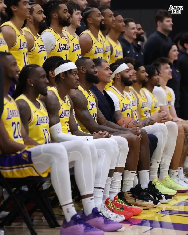 巴萨梅西任意球破门助球队领先（梅西任意球破门，巴萨先拔头筹）