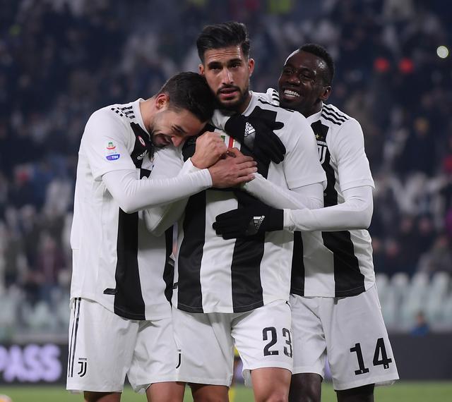 记者：因球迷投掷杂物，塞维主场被罚部分关闭三场且罚款4.5万欧（记者：球迷投掷杂物致塞维主场遭罚部分关闭3场并罚4.5万欧）