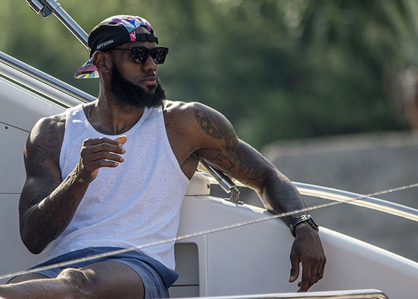 2进2出，再见利物浦！曝英超名帅空降，欧冠功勋离队（双进双出，利物浦迎别离！英超名帅或空降执掌，欧冠功勋将告别）