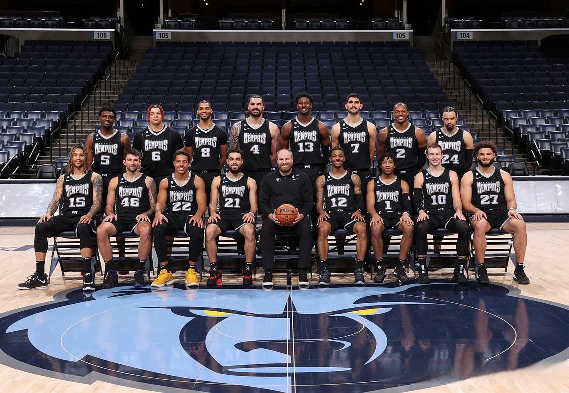 超高人气，一印度女球迷接机时手举标语：梅西，拯救印度足球（人气爆棚！印度女球迷机场举牌：梅西，请救救印度足球）