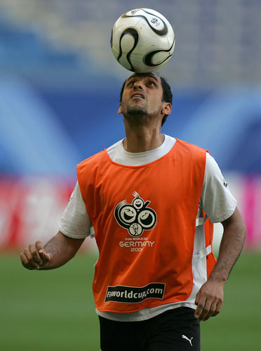 莱奥头发被拽找阿切尔比理论，后者：敢再指我就掰断你手指头（头发被拽后莱奥上前质问阿切尔比，后者警告：再指我就掰断你手指）