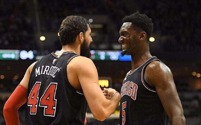 欧洲足球一夜疯狂：水晶宫绝杀，多特6轮不败，罗马爆冷（欧陆足坛今夜沸腾：水晶宫读秒绝杀，多特六轮不败，罗马爆冷失利）